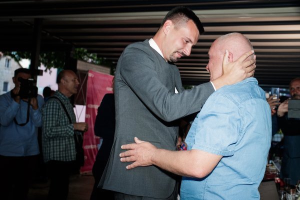 Split: Kandidat za zamjenika gradonačelnika Bojan Ivošević u zagrljaju oca Nikole