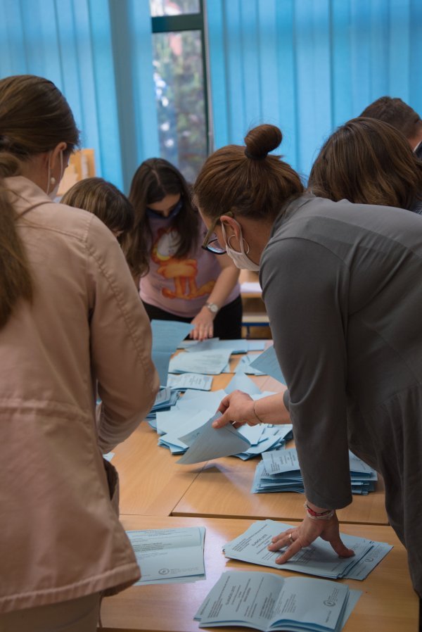 Zagreb: Nakon zatvaranja birališta članovi odbora prebrojavaju glasove