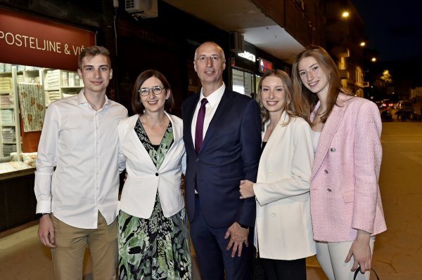 Obiteljska fotografija: Toma, Marijana, Ivica, Ema i Iva Puljak