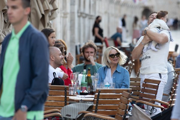 Maja Šuput sa suprugom i sinom u šetnji po Stradunu