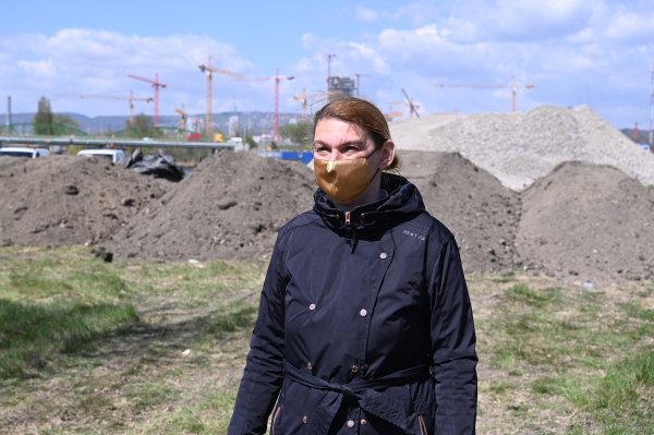 Krisztina Baranyi, načelnica budimpeštanske gradske četvrti Ferencvaros, na gradilištu budućeg kineskog kampusa