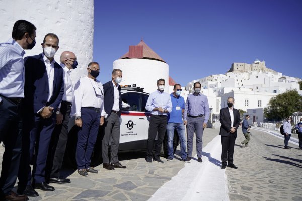 Herbert Diess (izvršni direktor Volkswagena), Kyriakos Mitsotakis (grčki premijer) i Kostas Fragogiannis (zamjenik grčkog ministra vanjskih poslova)