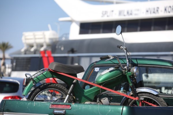 Gužva u splitskoj trajektnoj luci