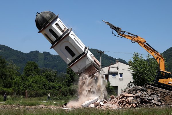 Fata Orlović dočekala pravdu: Srušili bespravnu pravoslavnu crkvu u dvorištu kod Srebrenice