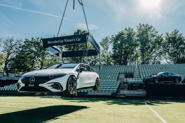 Mercedes-EQ: potpuno električna luksuzna limuzina EQS lebdi iznad teniskog stadiona u Stuttgartu