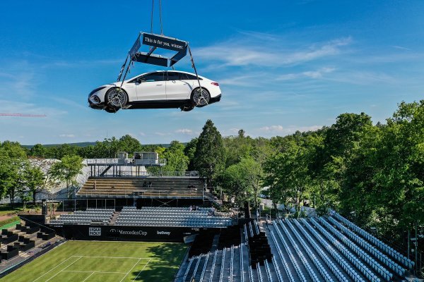 Mercedes-EQ: Potpuno električna luksuzna limuzina EQS lebdi iznad teniskog stadiona u Stuttgartu
