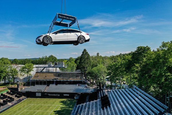 Mercedes-EQ: potpuno električna luksuzna limuzina EQS lebdi iznad teniskog stadiona u Stuttgartu