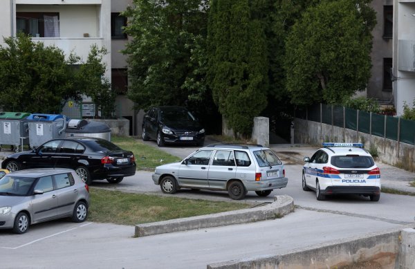 Knin: U parkiranom automobilu pronađeno tijelo djeteta