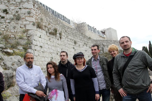 Tomislav Tomašević (treći slijeva), tada član Zelene akcije, s članovima udruga Srđ je naš! iz Dubrovnika, Zelene Istre, Prava na grad iz Zagreba, Eko Krka iz Knina i Eko Zadra. Tom prilikom u Šibeniku u ožujku 2011. postavljena je poruka protiv apartmanizacije na budućim golf-terenima u Šibensko-kninskoj županiji