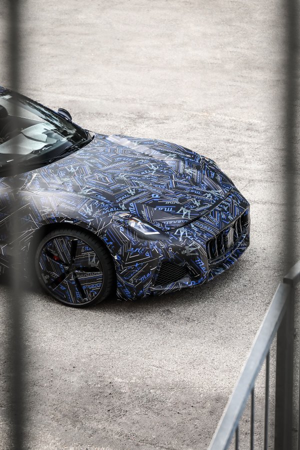 Prve slike novog Maseratijevog GranTurisma u maskirnim bojama na ulicama Modene