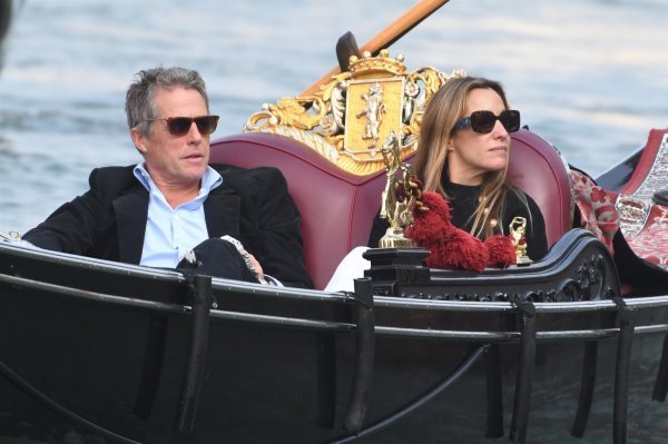 Hugh Grant i Anna Elisabet Eberstein