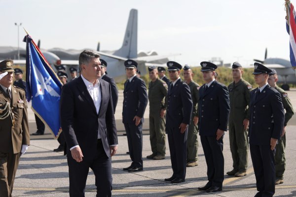 Predsjednik Zoran Milanović i ministar Mario Banožić na svečanoj ceremoniji povodom dodjele letačkih znakova 25. naraštaju pilota