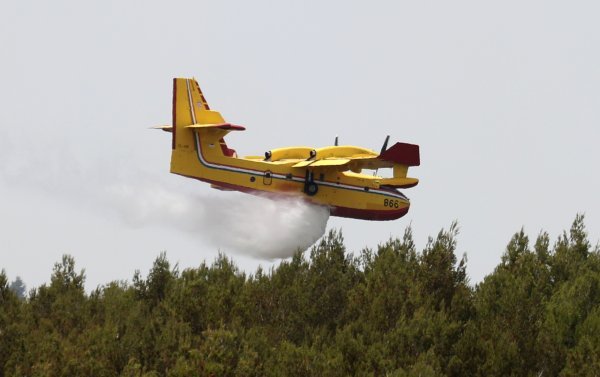 Šibenik: Vatrogasci se uz pomoć kanadera bore sa požarom