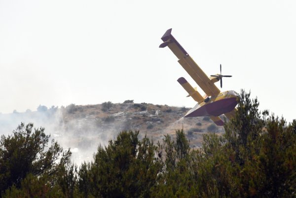 Vatrogasci kanaderi gase požar kod Šibenika