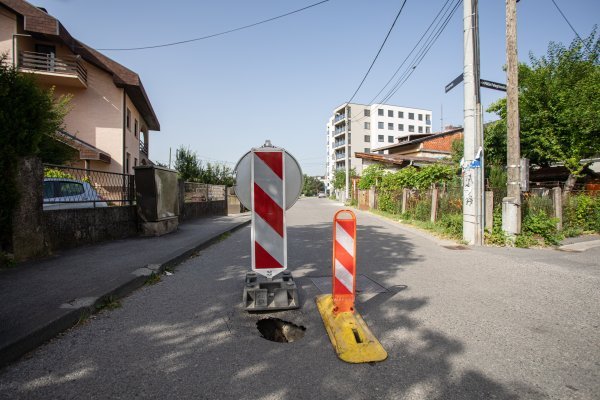Kod OŠ Antuna Kovačića u naselju Špansko otvorila se rupa u cesti