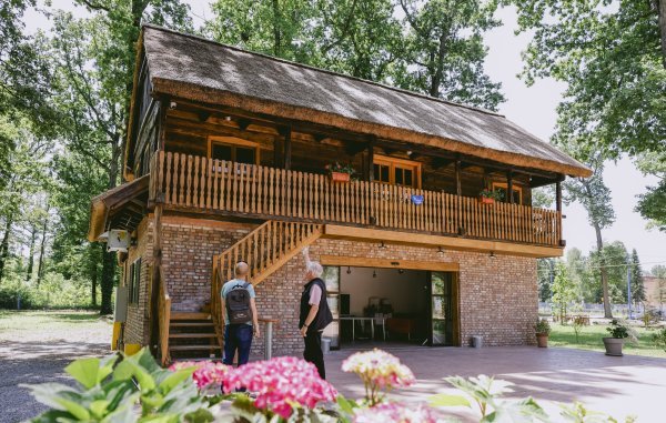 Neposredno uz središnju zgradu Sertić je sagradio tradicionalnu Posavsku korablju koju koriste njegovi zaposlenici za opuštanje i druženja.