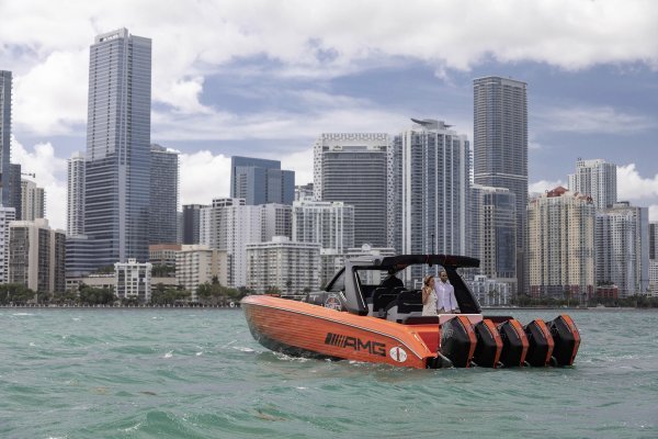 Cigarette 41’ Nighthawk AMG Black Series