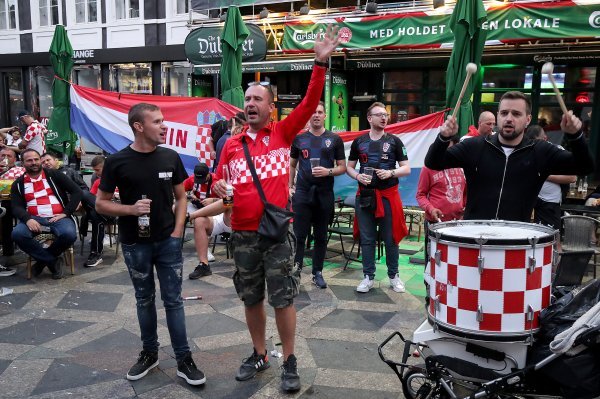 Hrvatski navijači u Kopenhagenu (navečer)  27.6.2021.