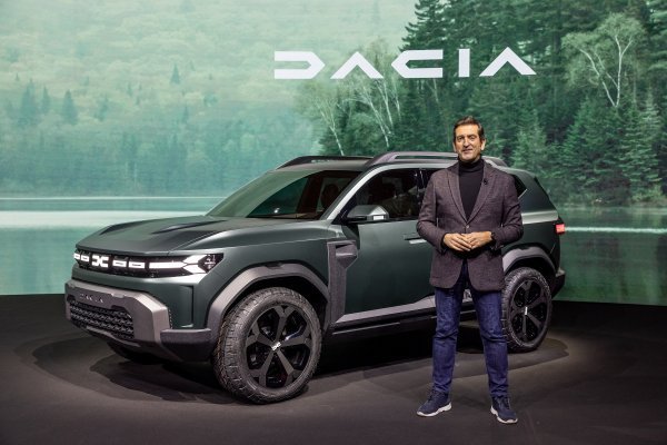 Dacia Bigster Concept i njegov dizajner Alejandro Mesonero-Romanos, koji je prešao u Alfa Romeo