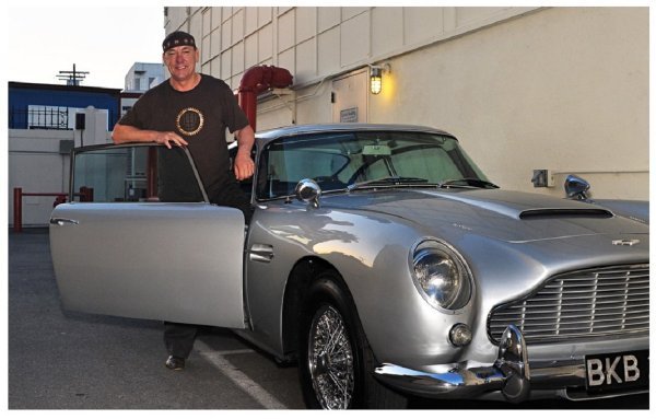 Neil Peart, bubnjar rock benda Rush pokraj svog Aston Martina DB5 iz 1964.