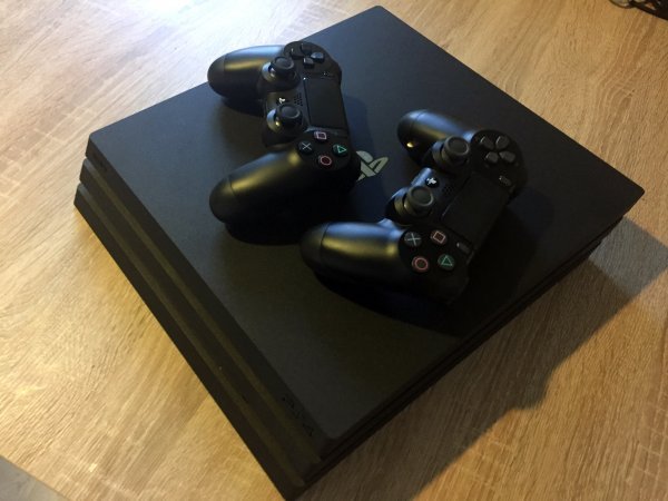 PlayStation 4 Pro i njegova tri kata moći u pratnji dva kontrolera DualShock tportal