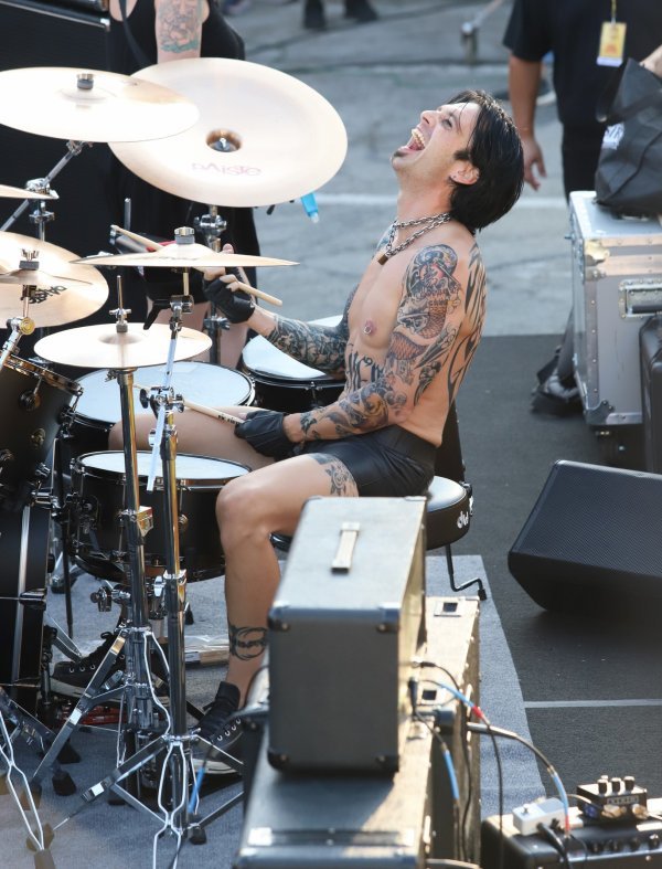 Sebastian Stan kao Tommy Lee