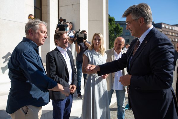 Andrej Plenković na Murtićevoj izložbi u HDLU-u