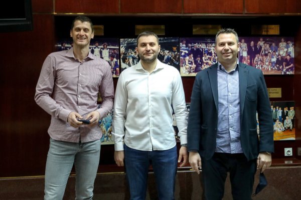 Trener Cibone Vladimir Jovanović, Marin Rozić, sportski direktor, i Domagoj Čavlović, direktor kluba