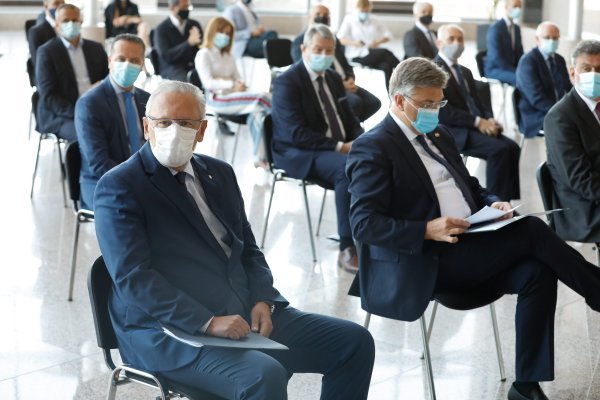 Uručeni ugovori za dodjelu bespovratnih sredstva za obnovu učilišta