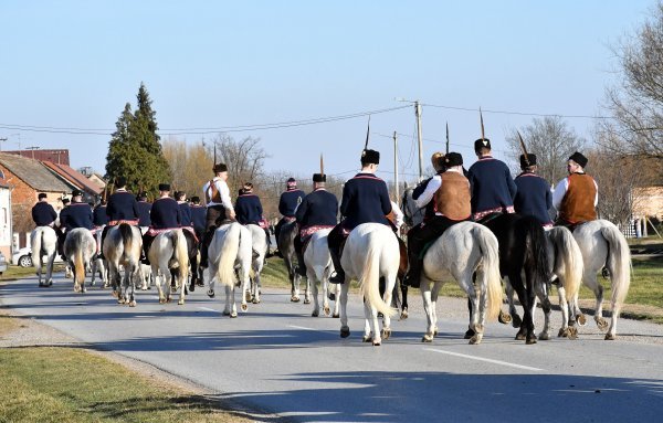 Dopunom zakona regulira se sudjelovanje jahača u cestovnom prometu