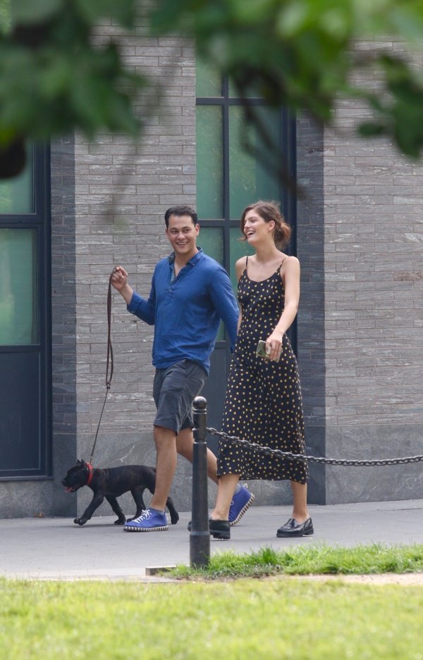 Emilio Vitolo Jr. s misterioznom djevojkom