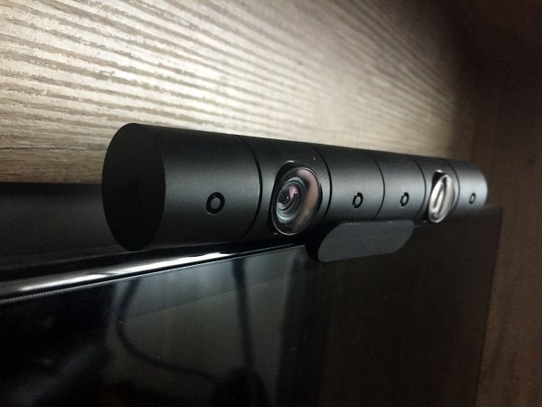 Nova PlayStation kamera može se postaviti na ormar ili kao u ovom slučaju - na TV tportal