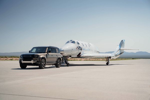 Land Rover Defender 110 vukao je svemirsku letjelicu SpaceShipTwo Unity