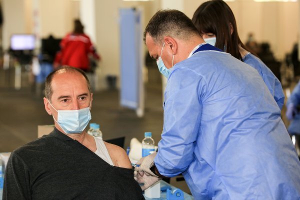 Ministar Vili Beroš cijepi građane
