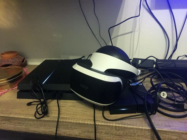 Ovo nećete vidjeti na drugim portalima - iskrenu sliku koja prikazuje koliko zapravo prostora zauzima sve silno kablovinje i sam headset PlayStation VR-a tportal