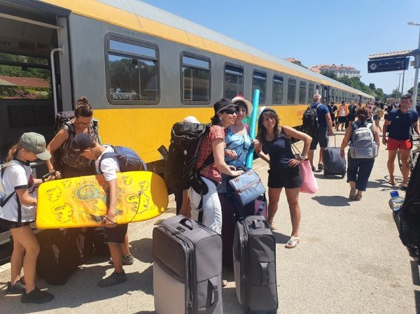 Iz Češke je nekoliko godina prema Splitu i Rijeci tijekom ljeta prometovao vlak RegioJeta, no on je zamijenjen autobusima