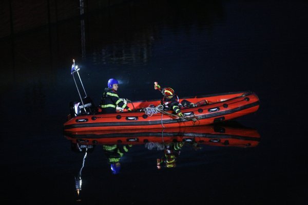 Povlačenje broda nasukanog na slapovima Save