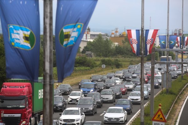 Promet, gužva, napaltne kućice, Lučko