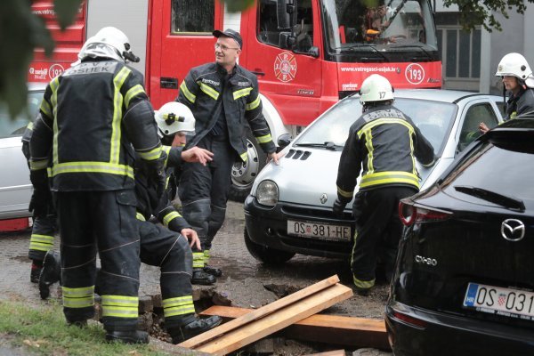 Osijek: Vatrogasci izvlačili automobil pod kojim se otvorila rupa