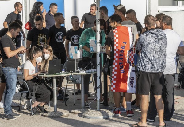 Atmosfera i brzo antigensko testiranje uoči Thompsonovog koncerta u Sinju