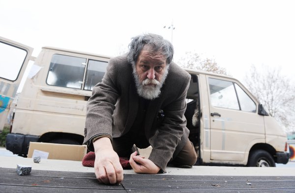 Performans Marka Brecelja 2012. ispred zagrebačkog Muzeja suvremene umjetnosti