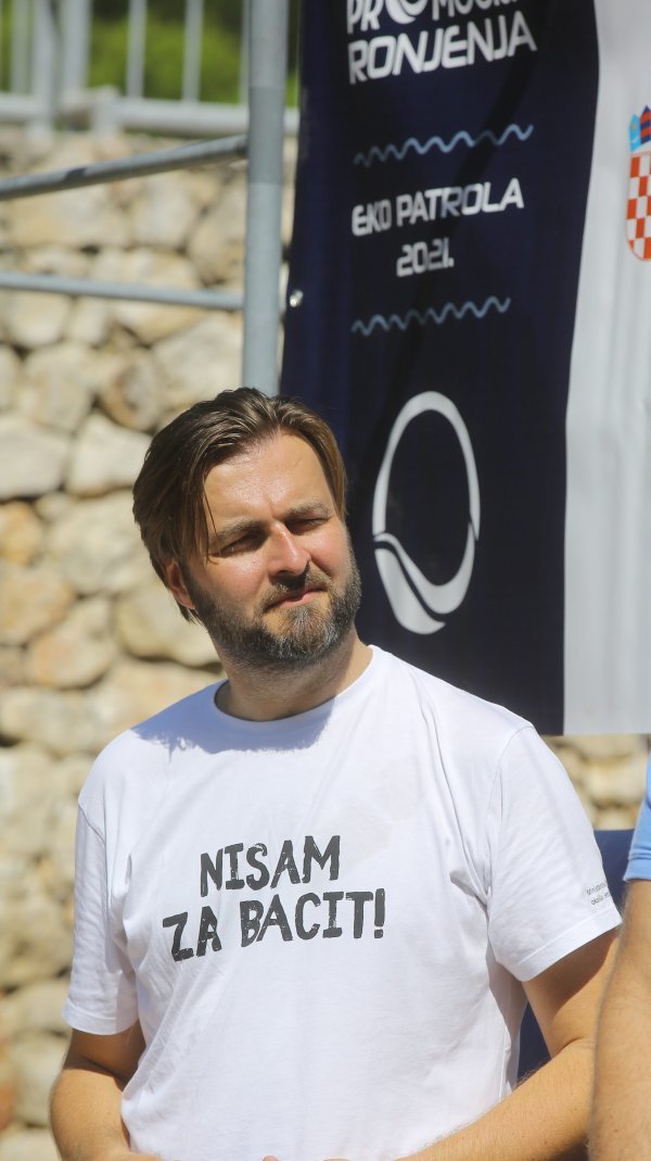 Ministar Ćorić u ekološkoj akciji čišćenja podmorja u Bolu na otoku Braču