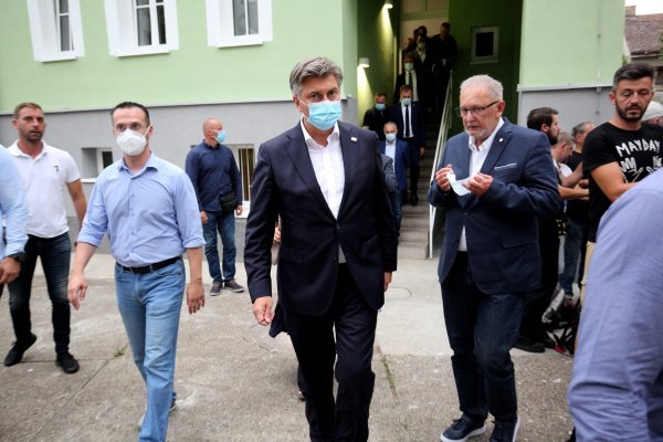 Premijer Plenković obišao ozlijeđene putnike u Slavonskom Brodu