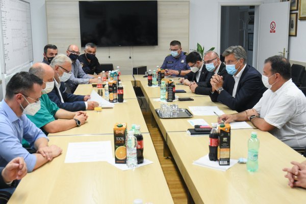 Kosovski premijer Kurti s Plenkovićem obilazi unesrećene u Slavonskom Brodu