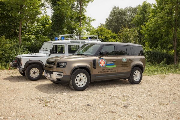 Novi Land Rover Defender na usluzi HGSS-u pokraj starog Defendera