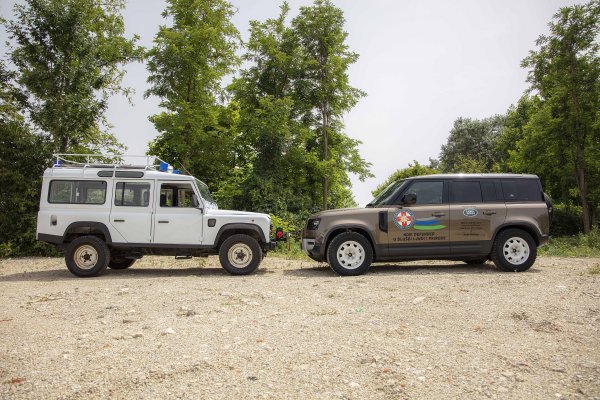 Novi Land Rover Defender na usluzi HGSS-u pokraj starog Defendera