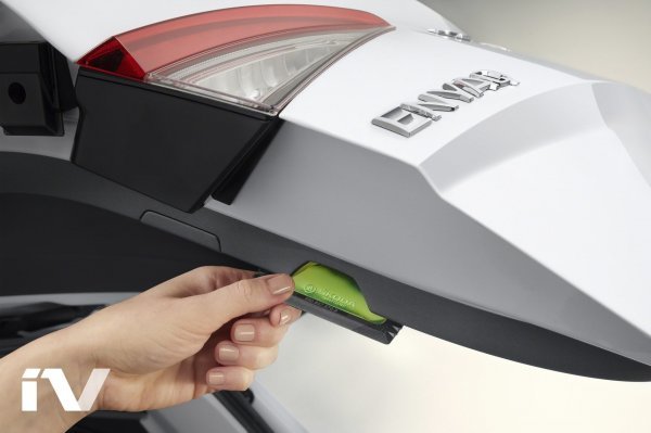 Škoda Enyaq iV - Simply Clever rješenje za smještaj strugača leda