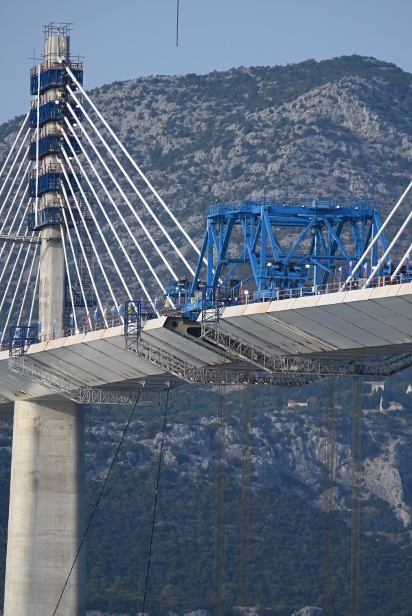 Postavljanje zadnjeg segmenta čelične konstrukcije Pelješkog mosta