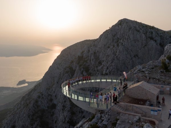 Spektakularne fotografije zlatnog pehara Europskog prvenstva u odbojci za žene koji je stigao na Nebesku šetnicu