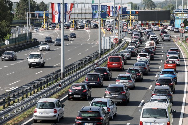Gužva na naplatnim kućicama kod Lučkog